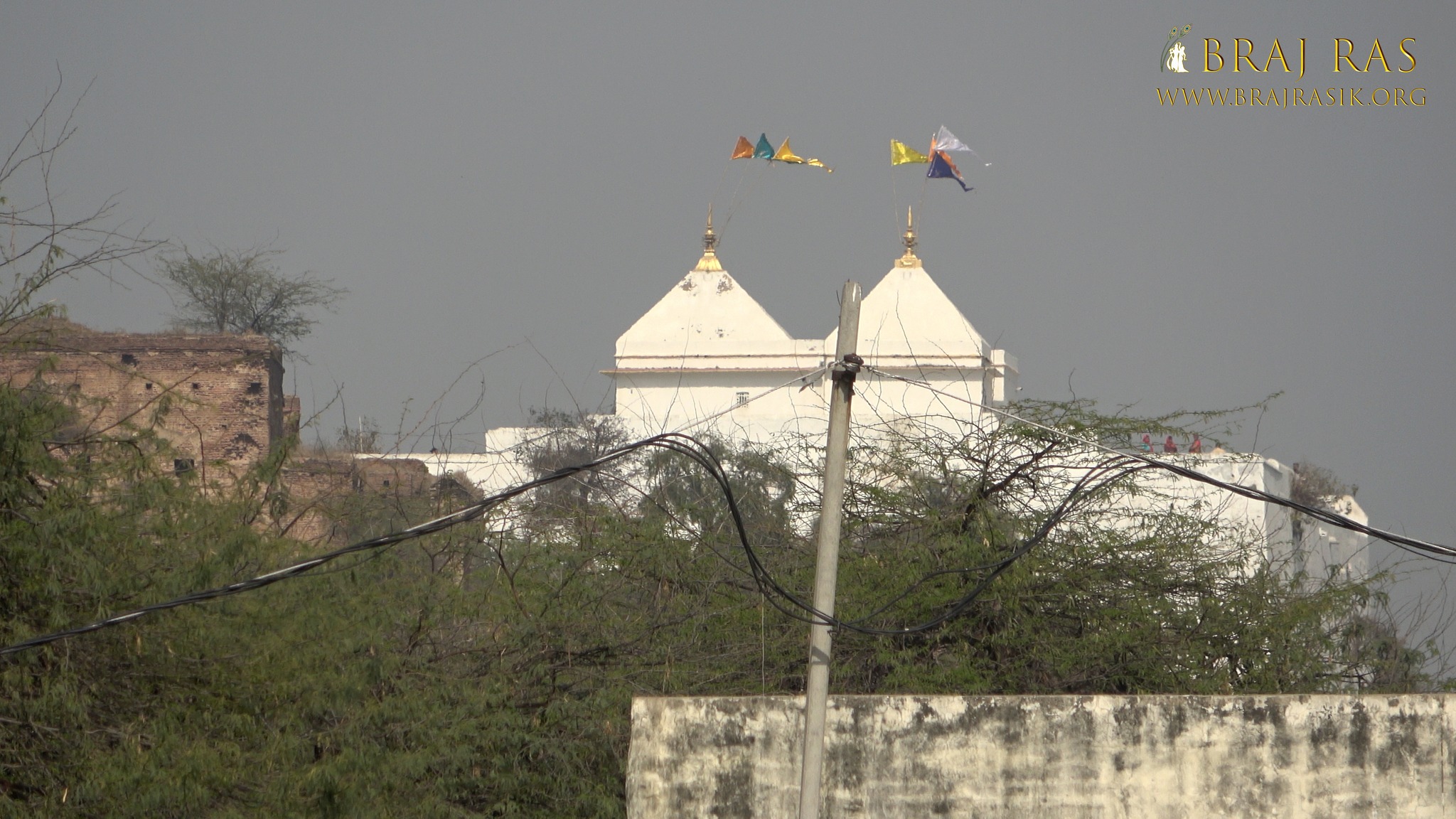 गोविन्द कुण्ड, गोवर्धन के पास पुराने श्रीनाथ जी के मंदिर के ऊपर ध्वजा लहरा रही है जिसे स्वयं वल्लभाचार्य जी ने बनवाया था ।