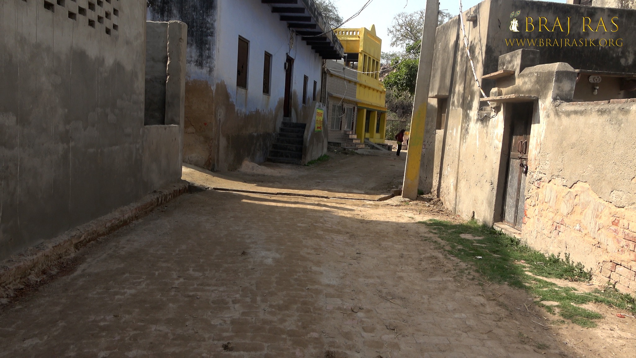 View of a Kunj lane beside Govind Kund, Govardhan.