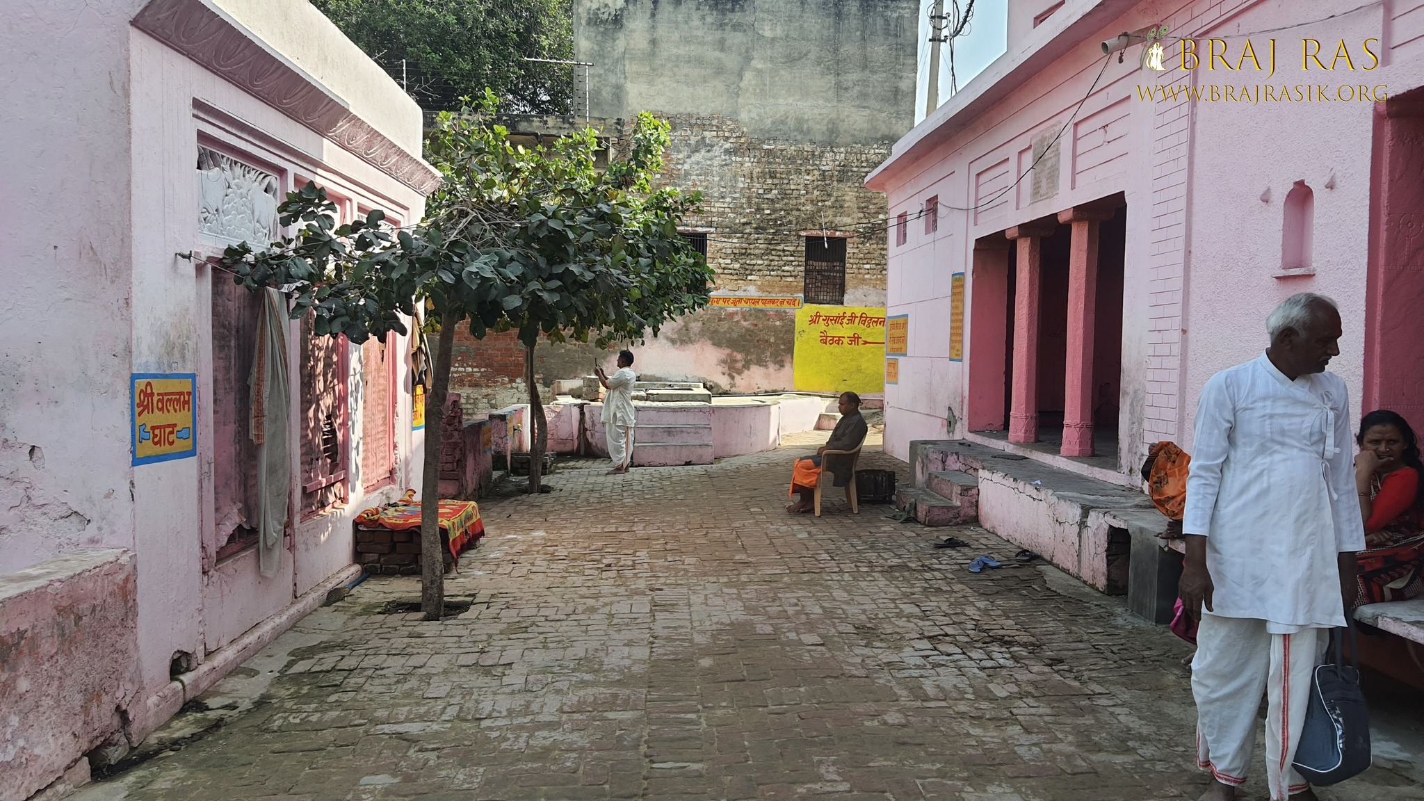 गोविन्द कुण्ड, गोवर्धन के पास में एक कुंज गली का सुन्दर दृश्य ।