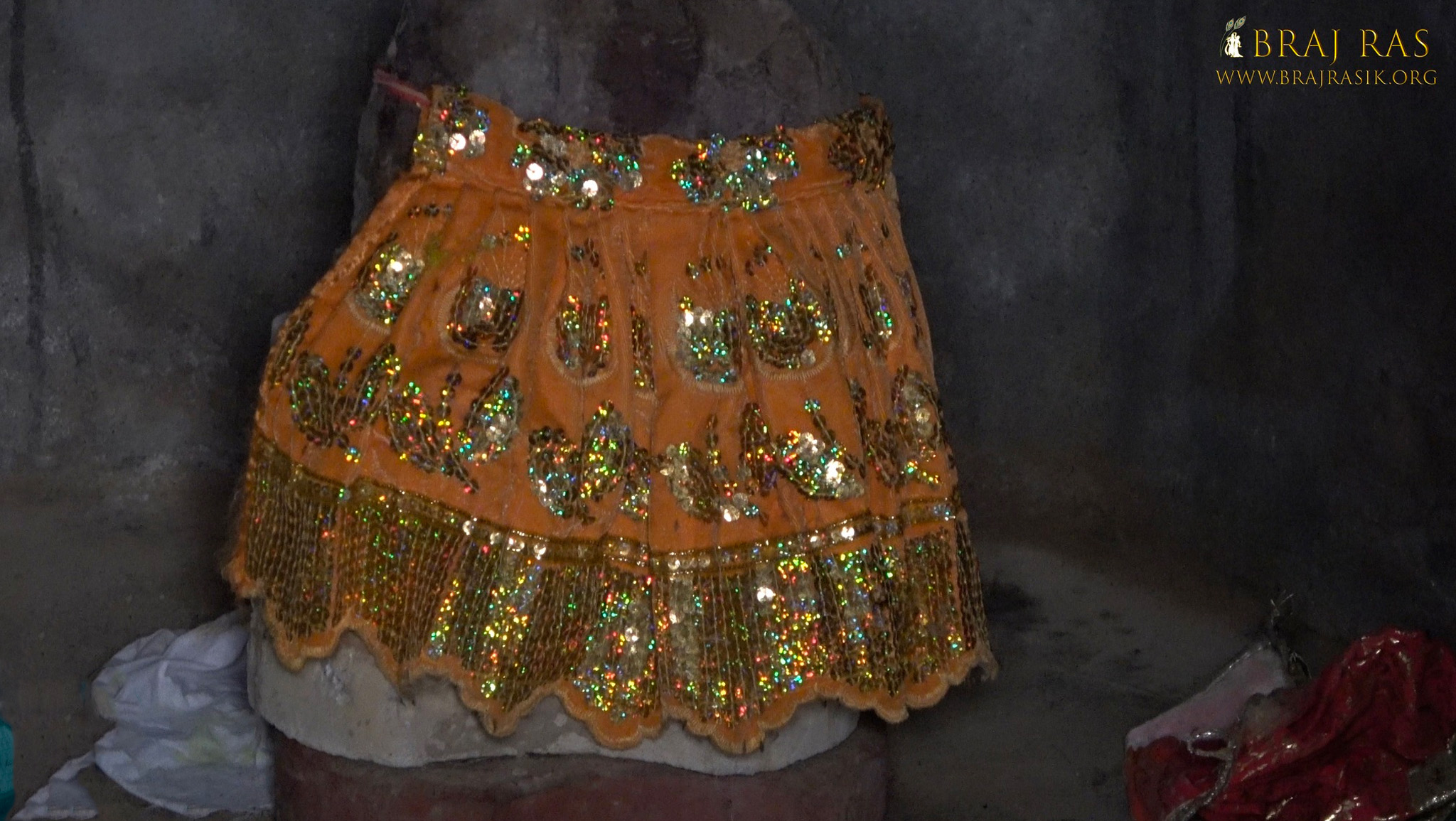 Closeup darshan of Raghav Pandit's Cave, Govardhan.