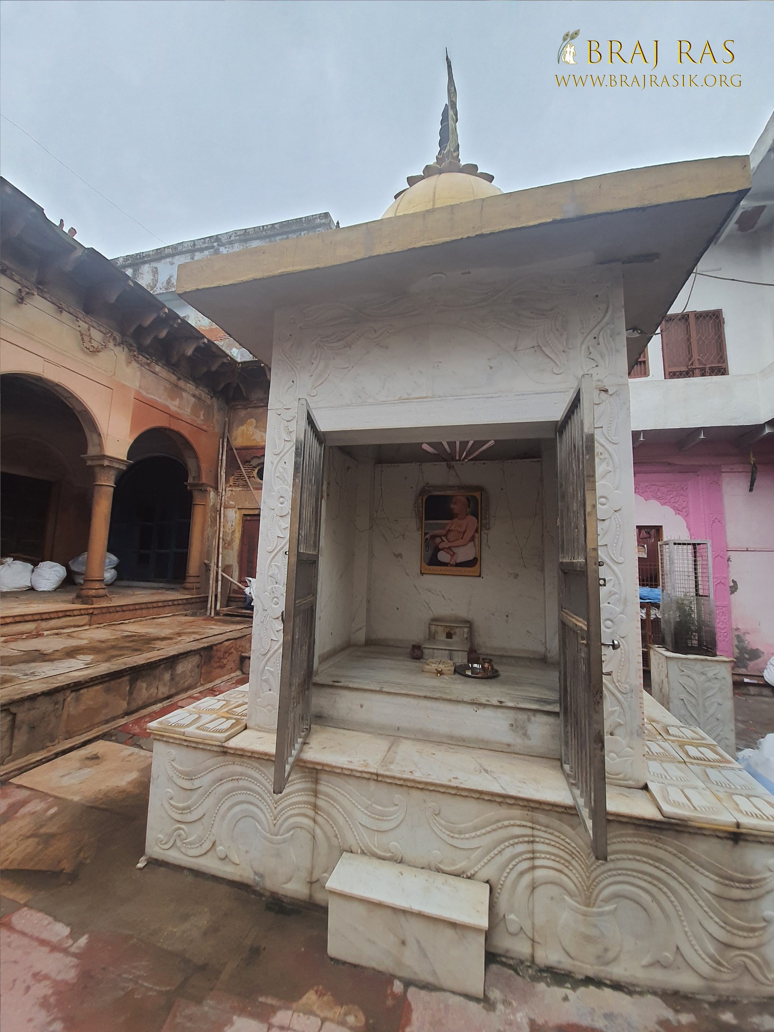 Darshan of Samadhi place of Shri Vanshi Ali Ji at Lalit Kunj, Vrindavan.