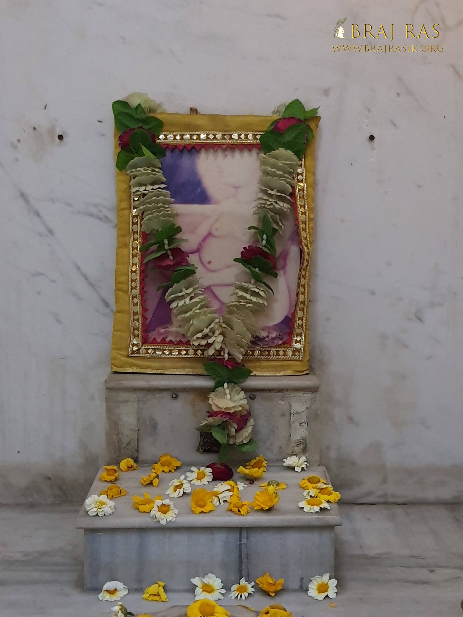 Darshan of Bhajan place of Shri Vanshi Ali Ji at Lalit Kunj, Vrindavan.