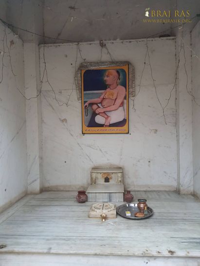 Close darshan of Samadhi place of Shri Vanshi Ali Ji at Lalit Kunj, Vrindavan.