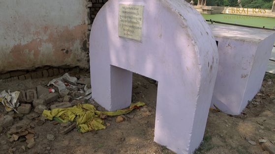 Close darshan of Shri Parmanand das Ji's Samadhi place located at Surbhi Kund, Govardhan.