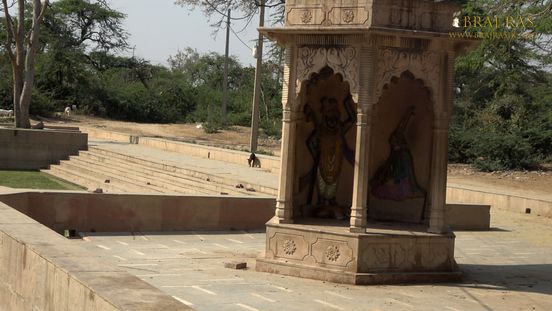 View of a beautiful carving of Shri Parmananddas Ji singing in front of Shrinathji at Surbhi Kund, Govardhan.