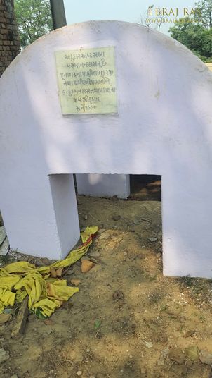Darshan of Shri Parmananddas Ji's Samadhi place located at Surbhi Kund, Govardhan.