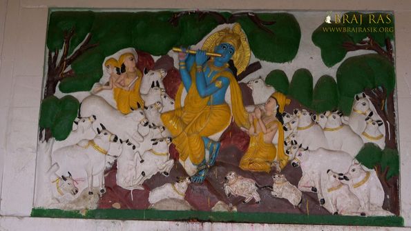A carving of Shri Krishna with the cows is graven on a wall at Bahulavan Kund.
