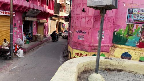 Bhajan place Shri Vanshi Aliji is located in Rangeeli Chowk, Rangeeli Gali, Barsana.