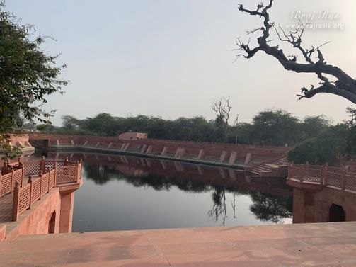A wonderful view of Gulal Kund in Gantholi, Govardhan.