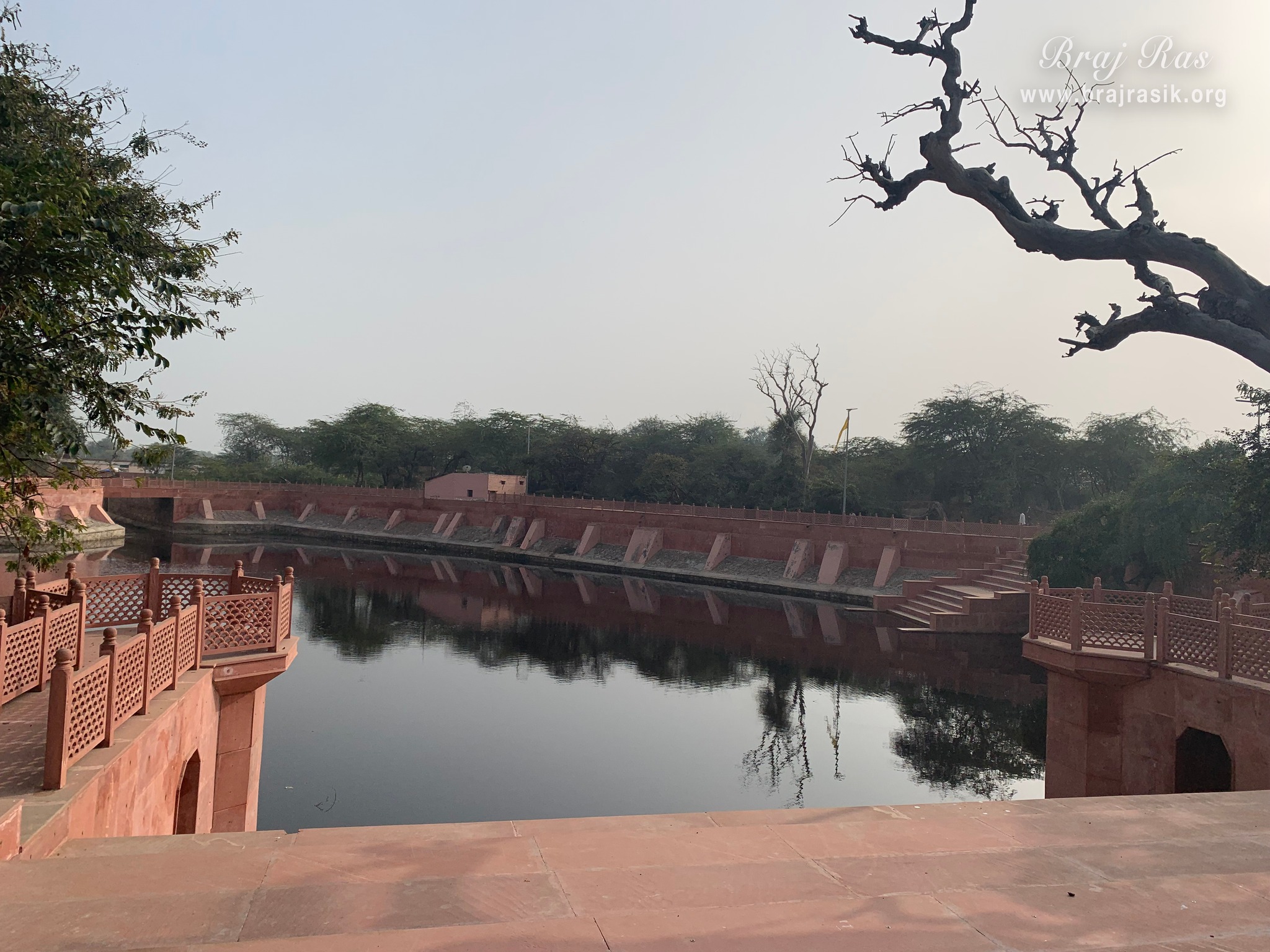 A wonderful view of Gulal Kund in Gantholi, Govardhan.
