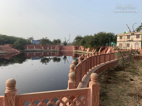 A nice view of Gulal Kund in Gantholi, Govardhan.