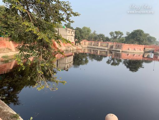 A soothing view of Gulal Kund in Gantholi, Govardhan.