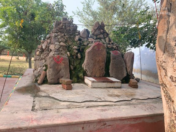 Darshan of Lord Govardhan at Gulal Kund in Gantholi, Govardhan.