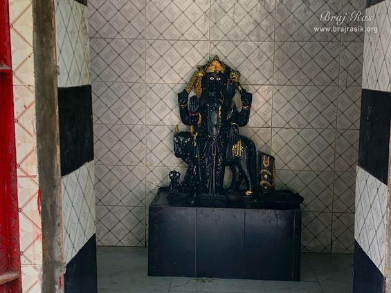 Darshan of Shanidev at Gulal Kund in Gantholi, Govardhan.