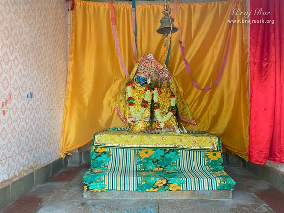 Darshan of Shri Radha Krishna deity at Gulal Kund in Gantholi, Govardhan.