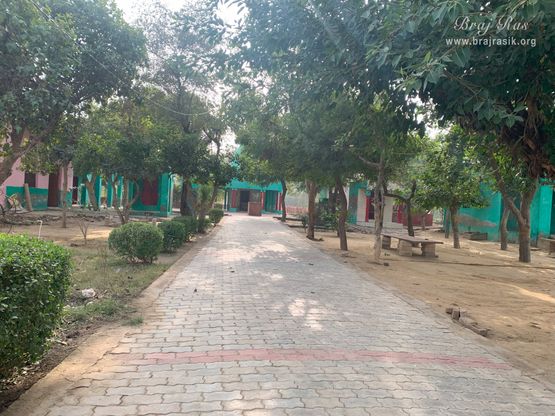 View of the temple area surrounding Gulal Kund in Gantholi, Govardhan.