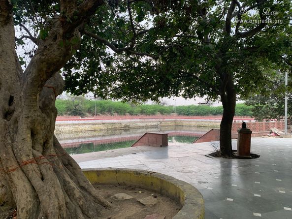 View of the surroundings of Garud Govind Kund. 