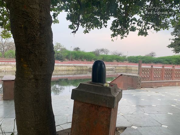 A shiv linga is installed beside Garud Govind Kund.