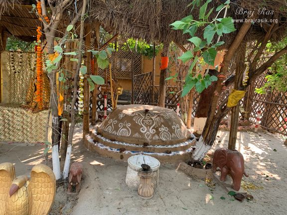 Bhajan place of Shri Riteshwar Ji Maharaj in Nikunj Van at Shri Anandam Dham, Vrindavan.