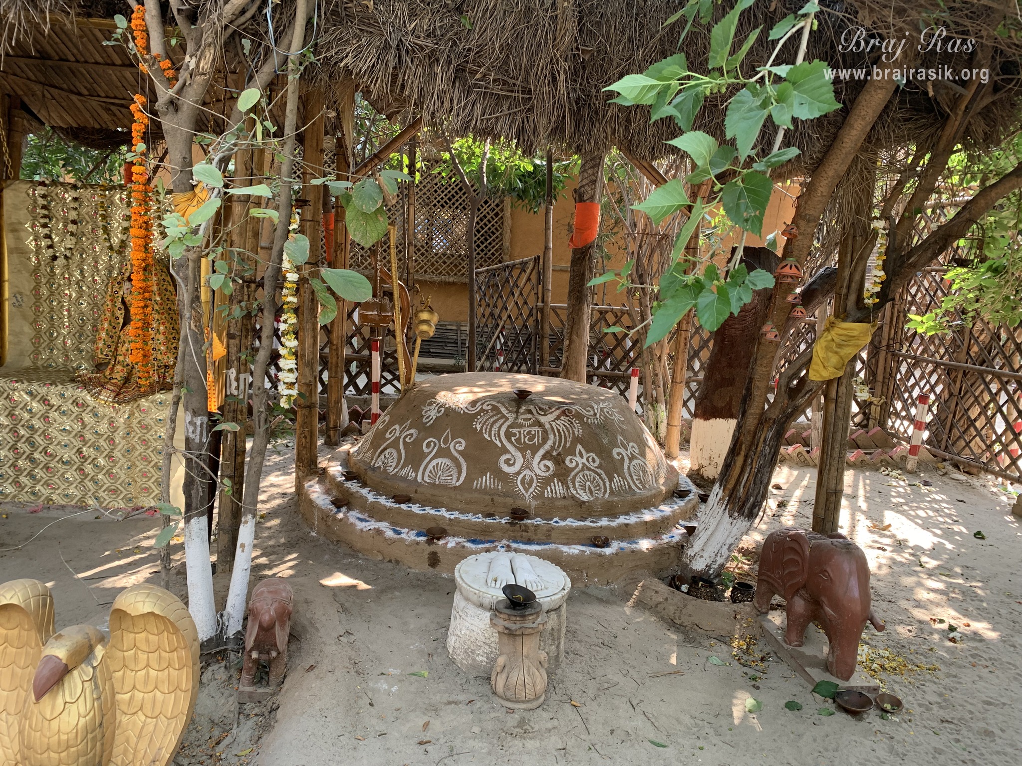 Bhajan place of Shri Riteshwar Ji Maharaj in Nikunj Van at Shri Anandam Dham, Vrindavan.
