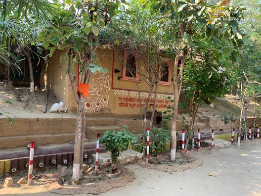 A couplet is written on a Kunj inside Nikunj Van at Shri Anandam Dham, Vrindavan.