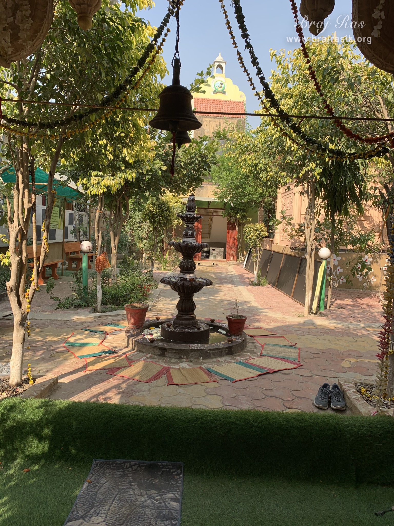A nice view of a fountain inside Nikunj Van at Shri Anandam Dham, Vrindavan.