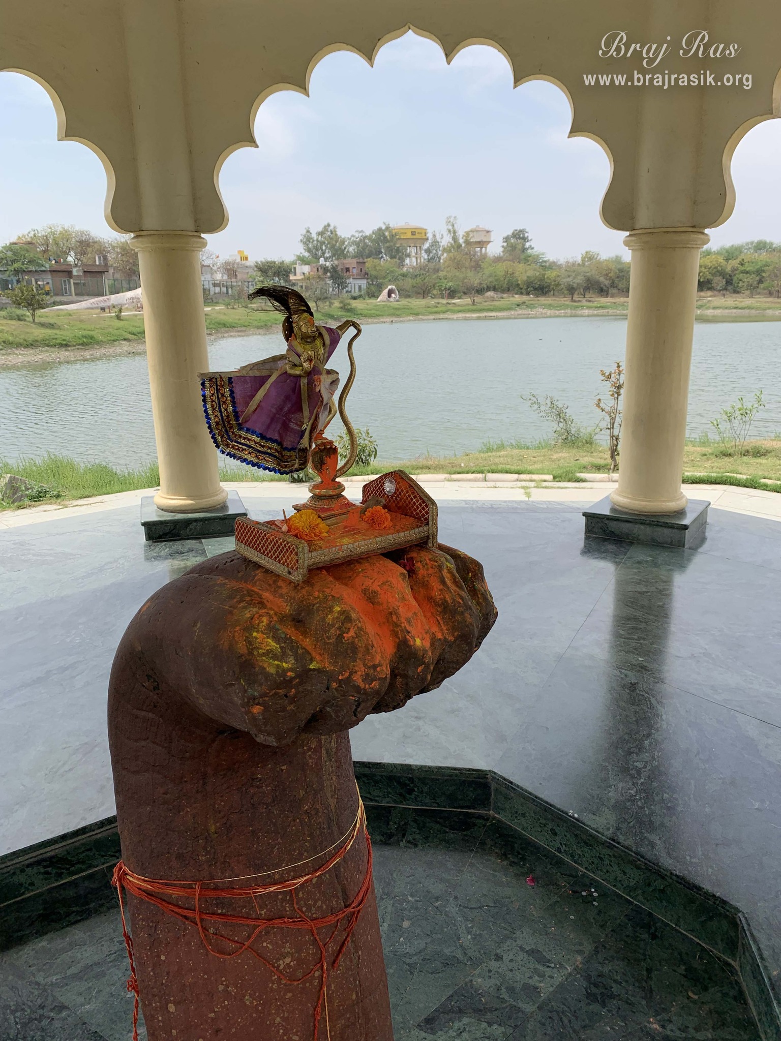 जैंत में स्थित जय कुंड पर कालिया नाग मंदिर में श्रीकृष्ण की आज्ञा न मानकर शिला बने कालिया नाग के दर्शन।