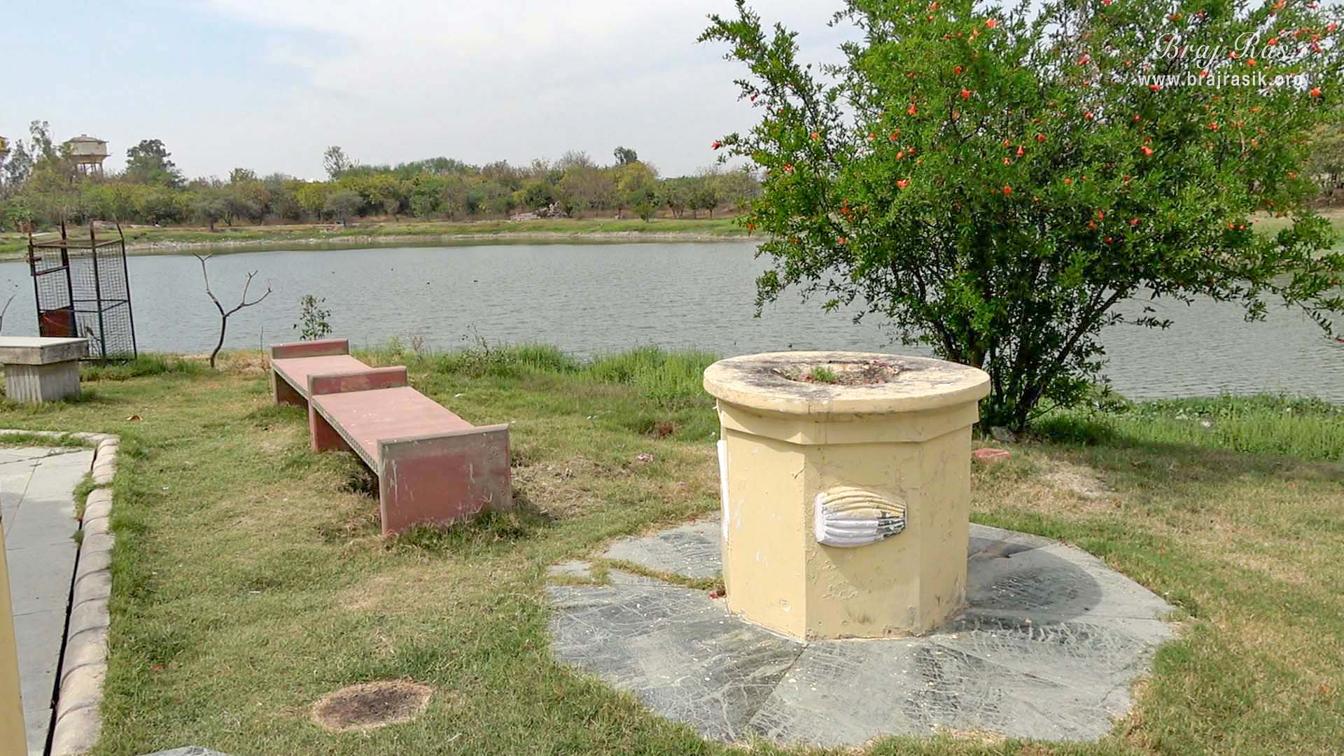 जैंत में स्थित जय कुंड पर बैठने का एक स्थान।