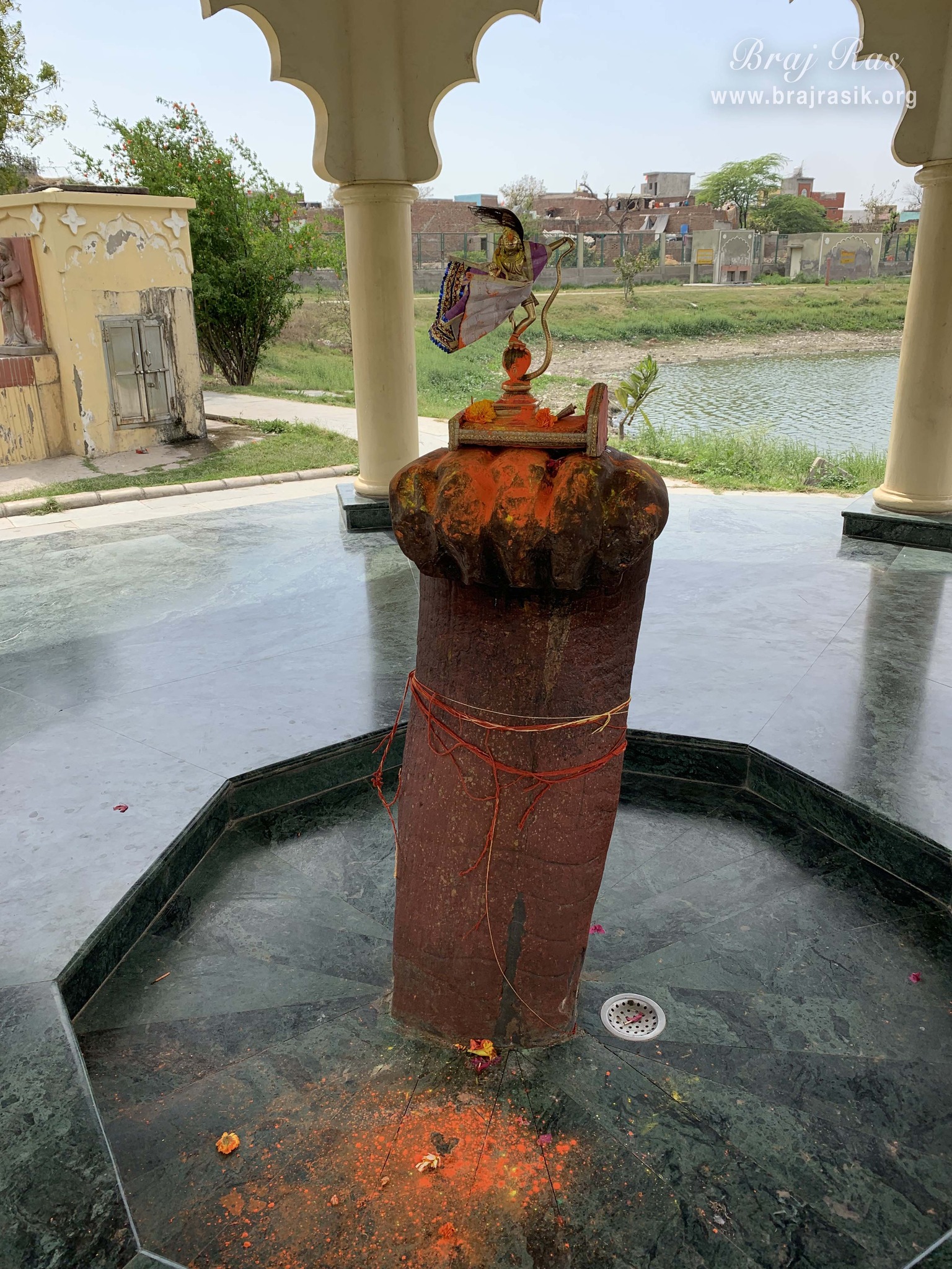 जैंत में स्थित जय कुंड पर श्रीकृष्ण की आज्ञा न मानकर शिला बने कालिया नाग के दर्शन।
