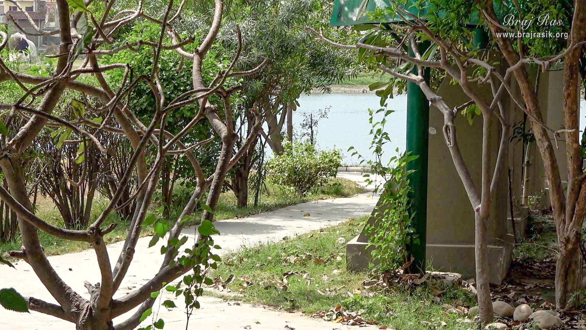 जैंत में स्थित जय कुंड की ओर जाने वाले सुंदर रास्ते का एक मनोरम दृश्य।