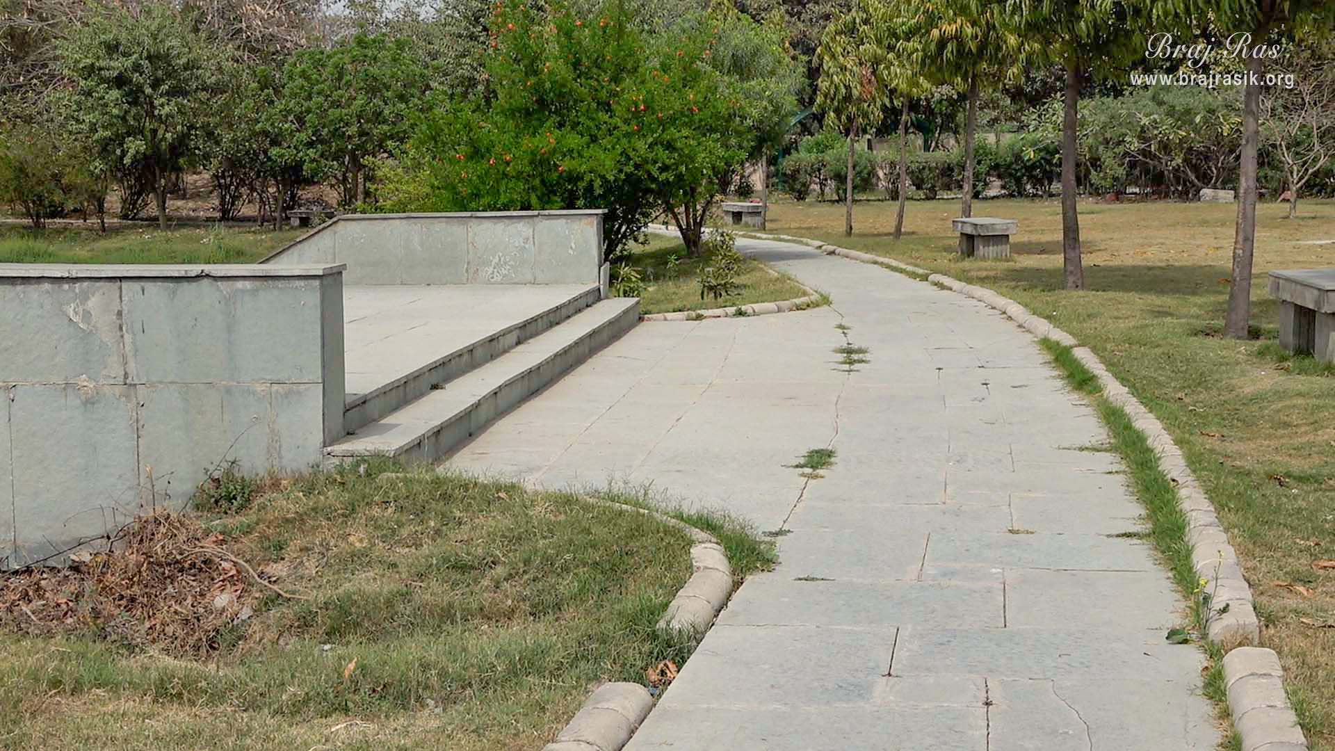 जैंत में जय कुंड के निकट में एक सुन्दर रास्ते का दृश्य।