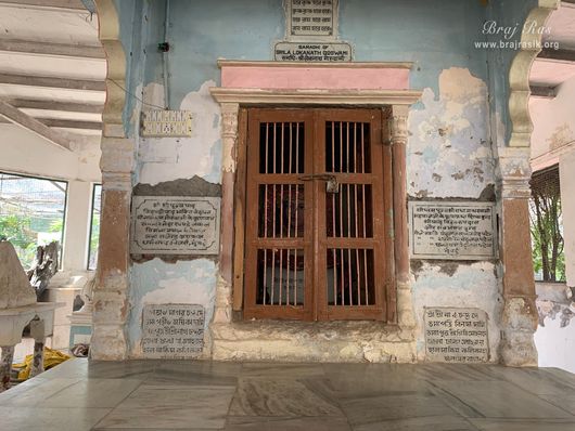 Darshan of Samadhi place of Shri Loknath Goswami in Shri Radha Gokulanand Temple, Vrindavan.