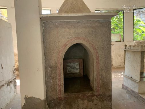 Darshan of a Samadhi of a Vaishnava in Shri Radha Gokulanand Temple, Vrindavan.