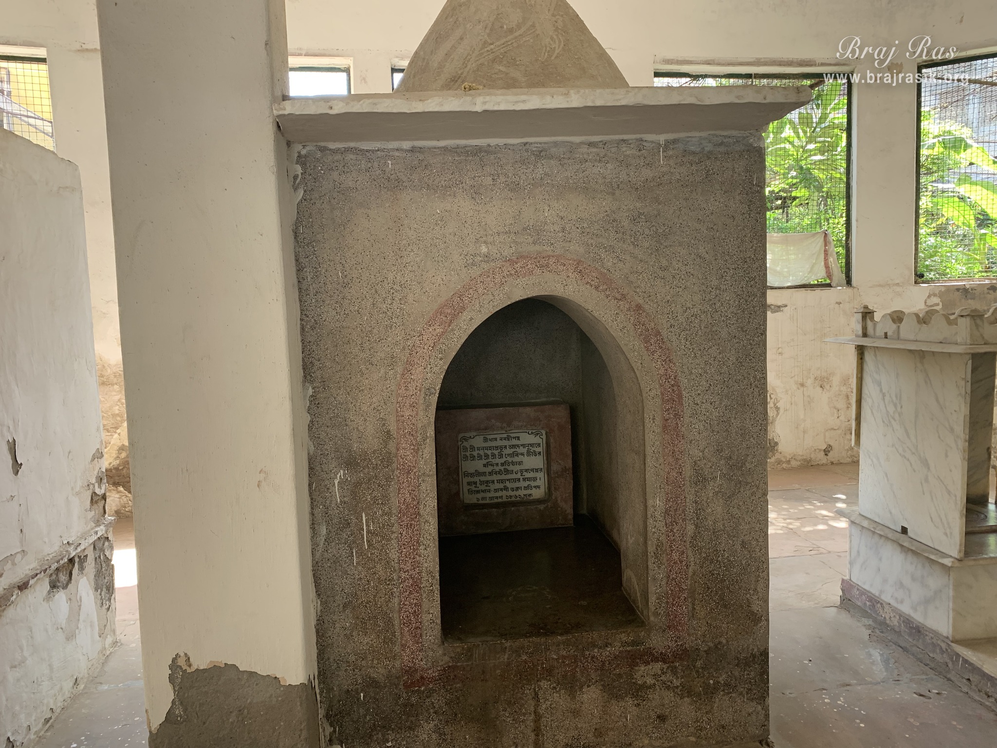 Darshan of a Samadhi of a Vaishnava in Shri Radha Gokulanand Temple, Vrindavan.