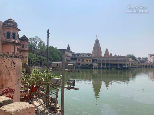 Shri Chakreshwar or Chakleshwar Mahadev is located in the northern direction of Mansi Ganga in Govardhan.
