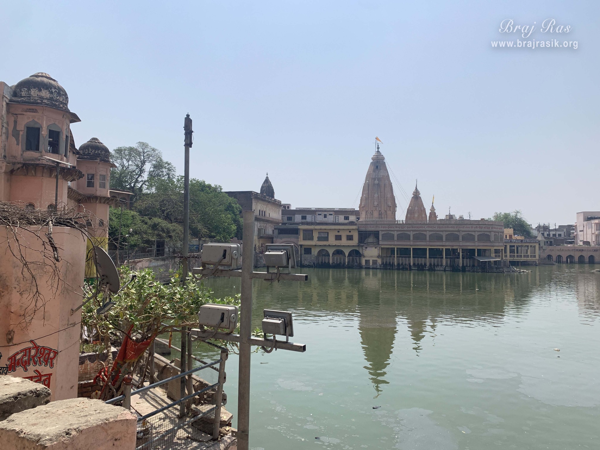 Shri Chakreshwar or Chakleshwar Mahadev is located in the northern direction of Mansi Ganga in Govardhan.