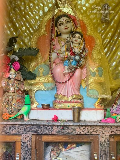 Darshan of Queen Kirti with Shri Radha on her lap in Kirti Tapah Sthali inside Khelan Van, Padar Van, Barsana.