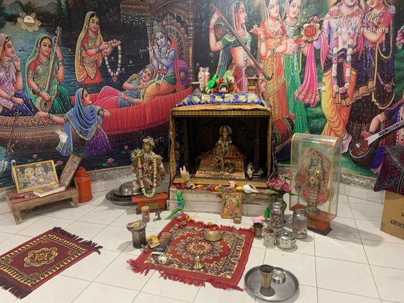 Darshan of Shri Radha in the cave in Kirti Tapah Sthali inside Khelan Van, Padar Van, Barsana.