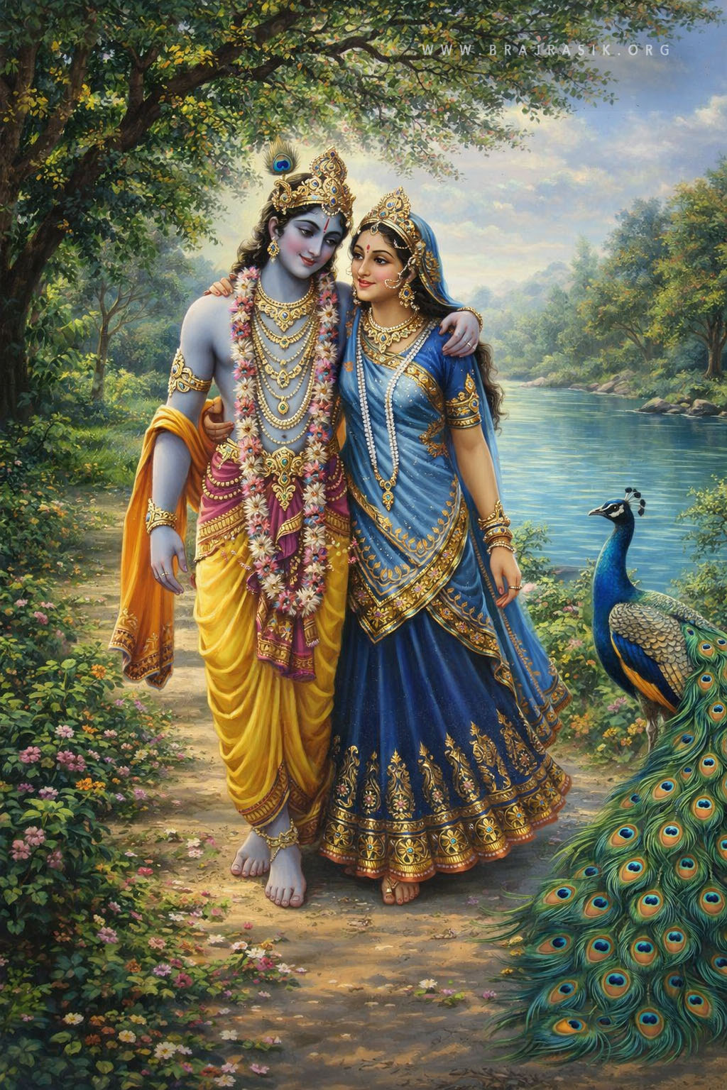 शांत यमुना नदी के तट पर शालीनता से चलते हुए, श्री कृष्ण और श्री राधा रानी एक-दूसरे की बाँहों में बाँहें डाले अत्यंत स्नेह से पास-पास टहल रहे हैं, और एक प्रेमी मोर उन्हें निहार रहा है जबकि वे दोनों एक-दूसरे की आँखों में पूरी तरह खोए हुए हैं।