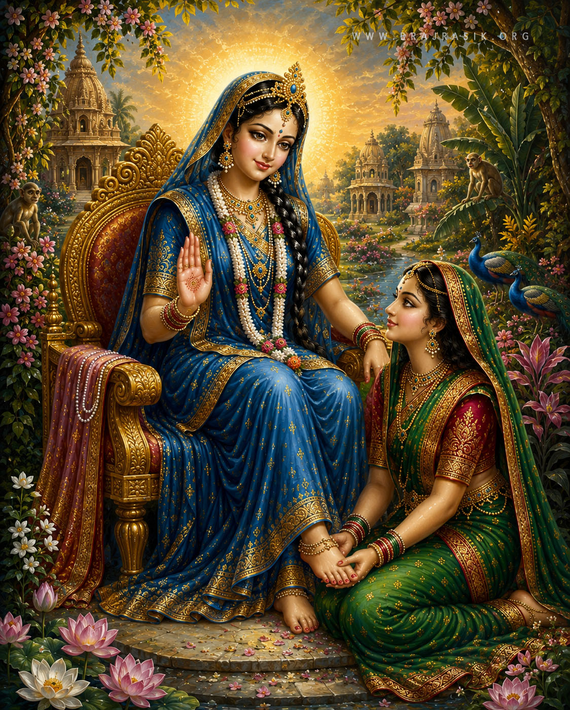 नीले वस्त्र धारण किए श्री राधा रानी एक सुसज्जित स्वर्ण सिंहासन पर भव्यता से विराजमान हैं। वे आशीर्वाद की मुद्रा में अपना हाथ उठाए हुए हैं, जबकि एक सखी प्रेमपूर्वक उनके चरणों में घुटने टेके बैठी है।